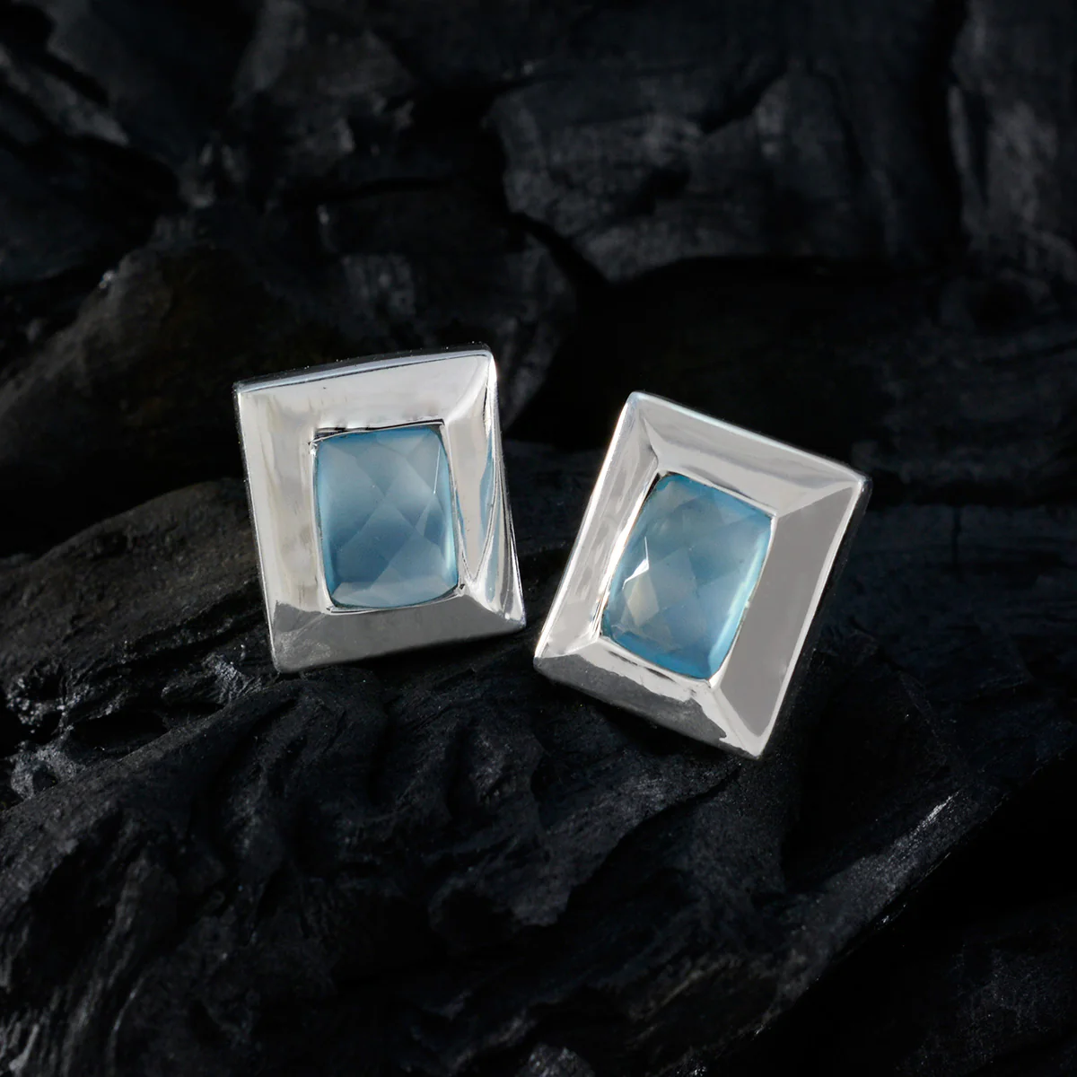 Blue Chalcedony Spanish Laura Solitaire Stud Blue Sterling Silver Earring - Image 4