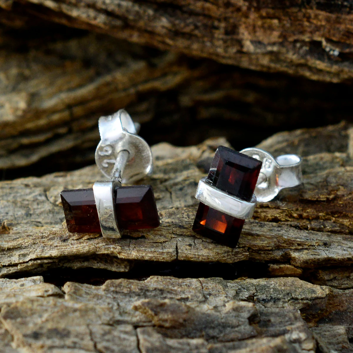 Garnet Egyptian Agustina Solitaire Stud Red Silver Earring - Image 3