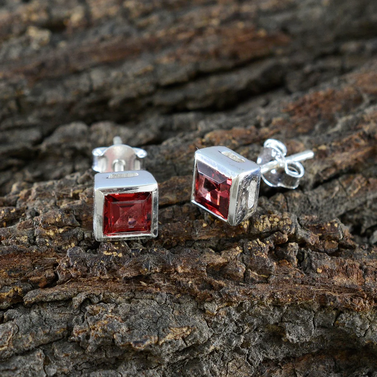 Garnet Moroccan Alejandra Solitaire Stud Red 92.5 Silver Earring - Image 3