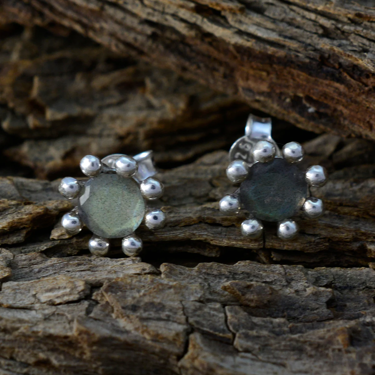 Labradorite Japanese Antonia Solitaire Stud Gray 925 Silver Earring - Image 3